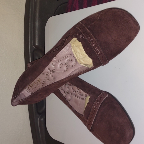 NWOT CLARKS "ARTISAN COLLECTION" SUEDE FLATS - Picture 1 of 4